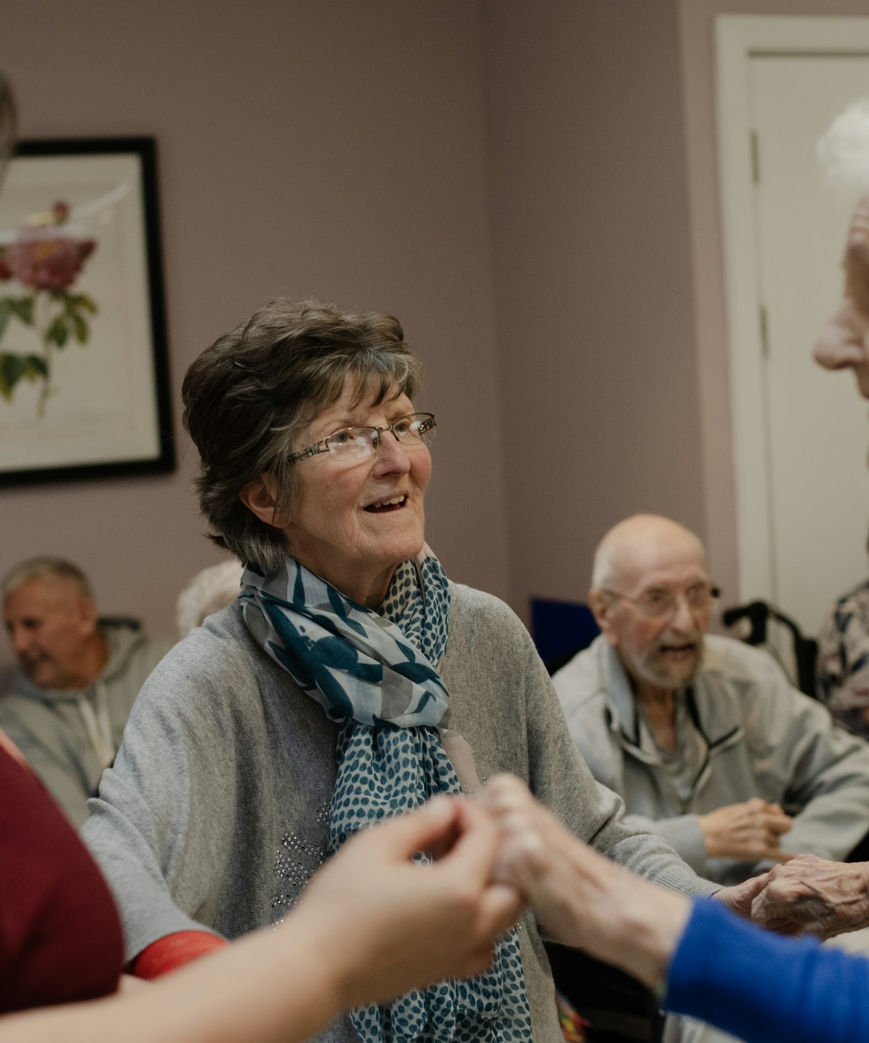 opieka247 | SG Opiekunka trzyma za ręce seniorkę